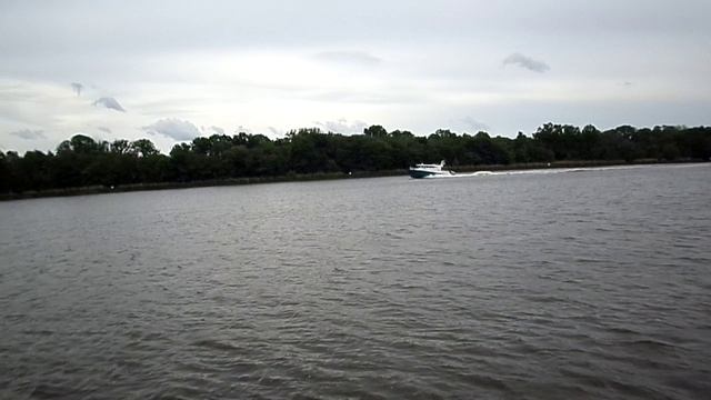 BARCO EN UN CANAL DE NAVEGACIÓN