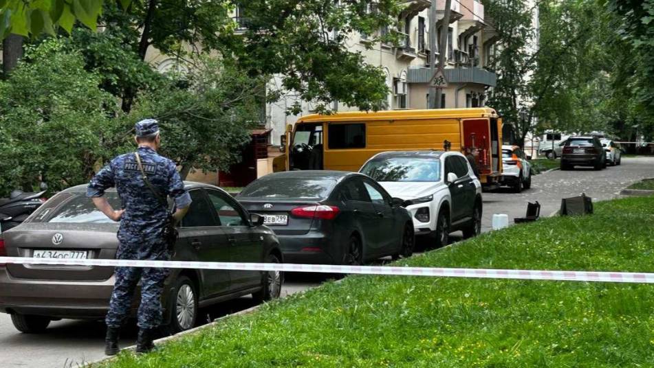 Похожий на взрывчатку предмет нашли под колесами машины на улице Леси Украинки
