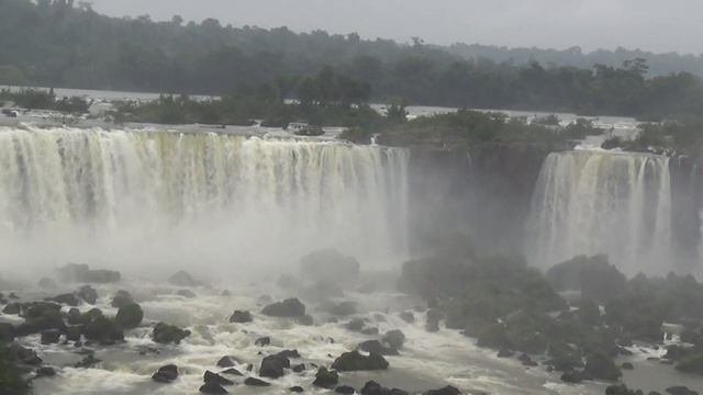 IGUAZU FALLS In BRAZIL. IN ONE OF THE 7 WONDERS OF THE WORLD. ВОДОПАДЫ ИГУАСУ в БР
