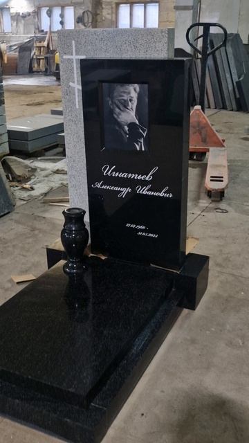 Невгранит. Памятник по индивидуальному проекту.