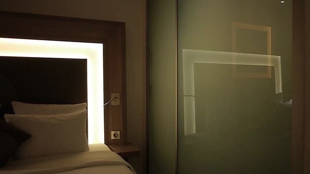Смарт-стекло в отелях - разделение спальни и ванной.
