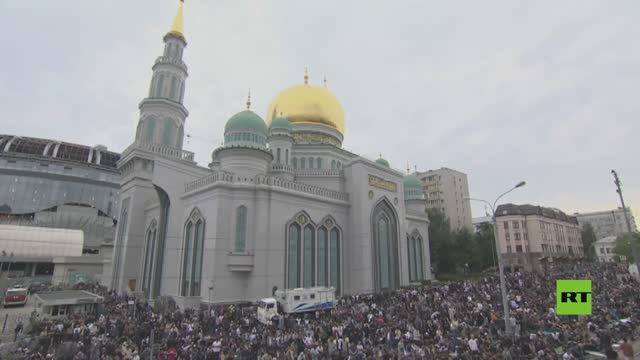 الآلاف من المسلمين يحتفلون بعيد الأضحى في مسجد موسكو الكبير