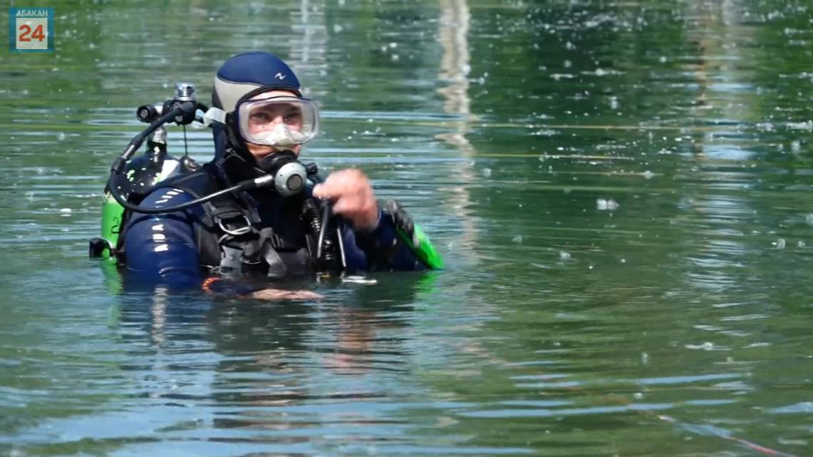 Купальный сезон на носу: водолазы обследовали дно водоема в абаканском Парке Культуры и отдыха