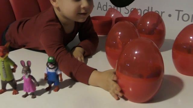 Рома и Диана Рома на Премьере Распаковка Яйца СЮРПРИЗ Зверополис Zootopia unboxing toys