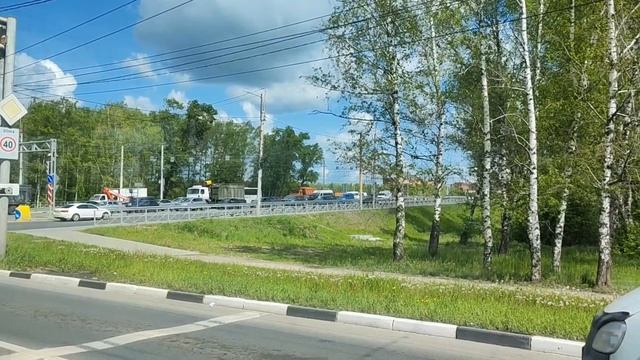 Дорога по городу. Поехали по городу Автобус и троллейбус нас весело везет