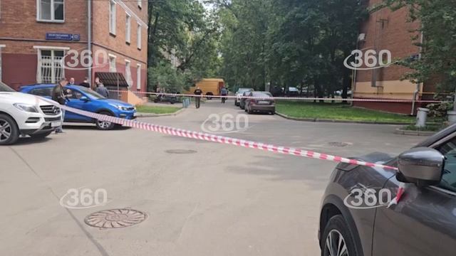 Силовики в Москве проверяют припаркованную машину на улице Леси Украинки