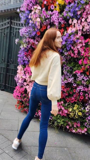 Живая стена из петуний 🌸 Столешников переулок.