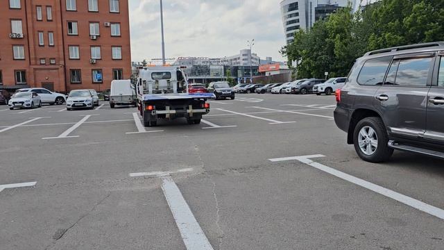 Исузу эльф эвакуатор 3литра с брилем белый двигается 2025-06-06 15-32-18