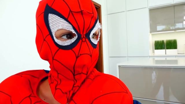 Влад помогает друзьям с помощью яйца сюрприза с игрушками