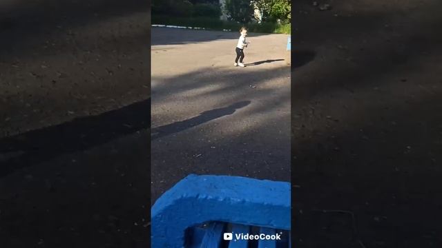 Двойняшки моей бегают и радуется