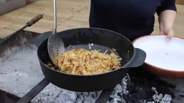 Мясо в казане на костре. Это восточный шедевр