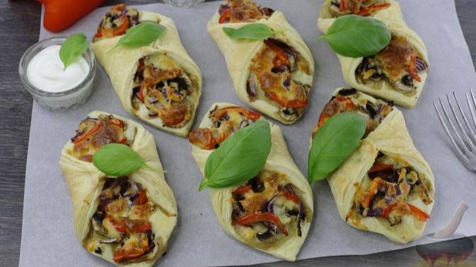Ленивая и быстрая закусочная выпечка. СЛОЙКИ С ГРИБАМИ, ПЕРЦЕМ И СЫРОМ