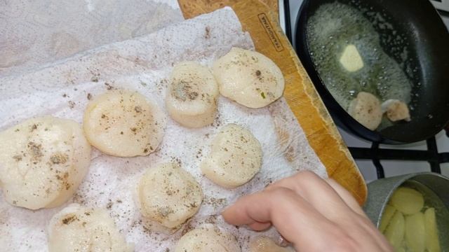 Обедаю морскими гребешками! Завалялись в морозилке😄 Готовила впервые! Ела тоже впервые!