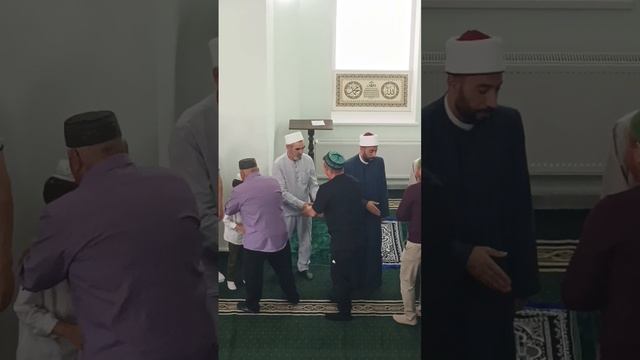 Курбан байрам.После  службы все мужчины поздравляют  друг друга с праздником!!! Нефтекамск.