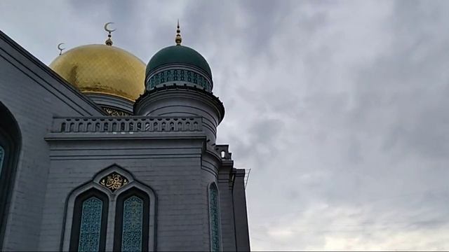 В Москве мусульмане отмечают один из важнейших праздников ислама — Курбан-байрам.