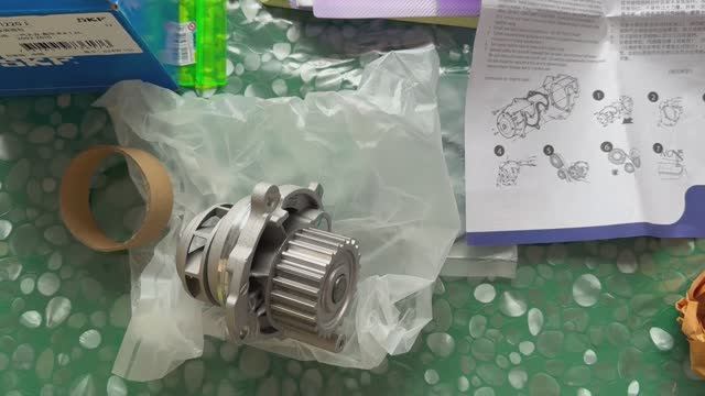 Водяная помпа SKF, Артикул VKPC 81220 J в комплекте ГРМ для VW 2.0 FSI BVY