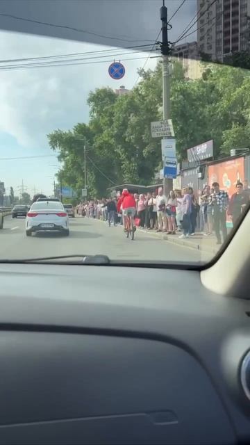 В киеве  транспортный коллапс. Метро не работает.Киевское метро ..иди....