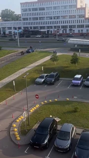 Два БМВ на нормальной парковке