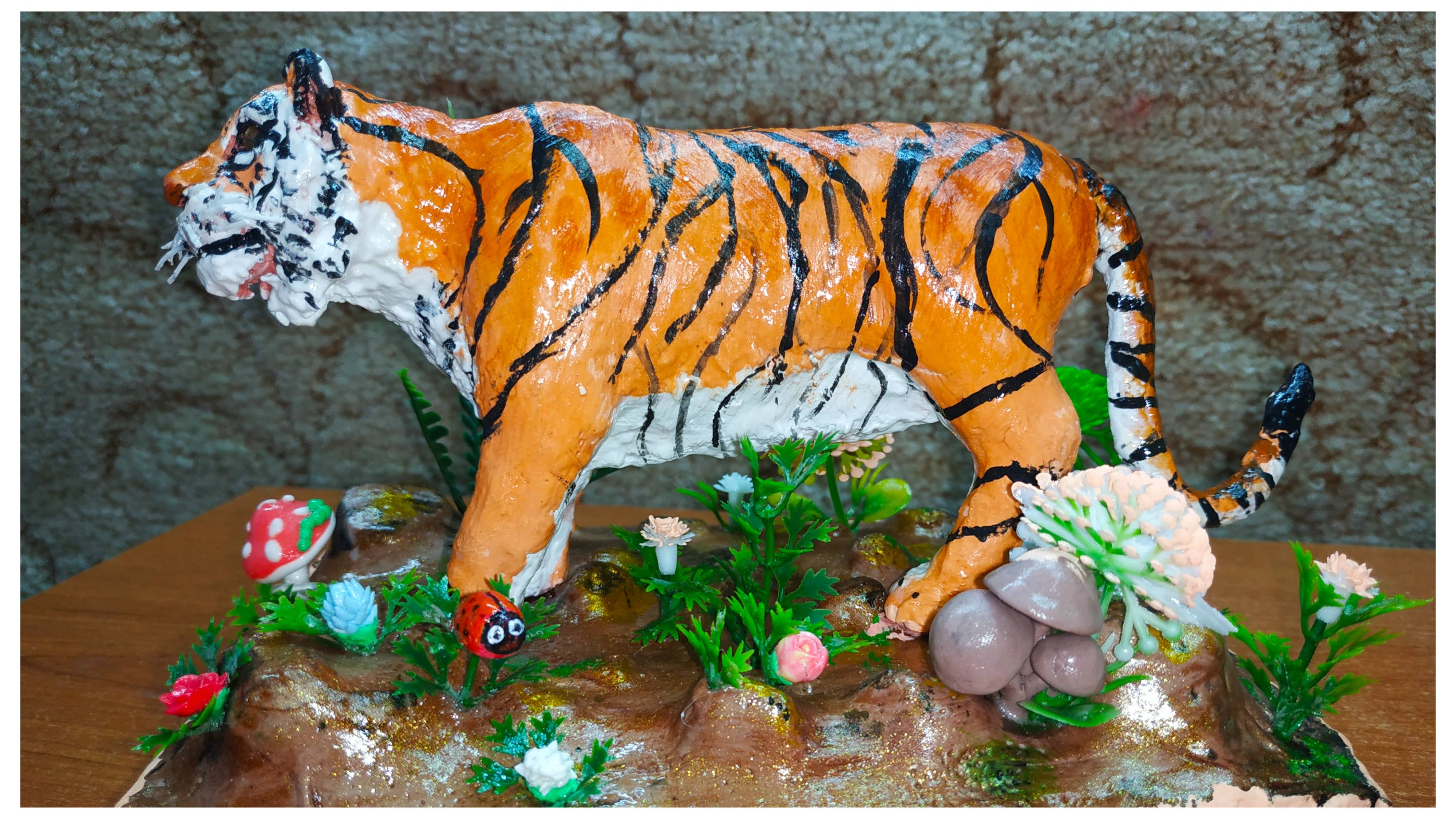 Грозный красавчик тигр из холодного фарфора.