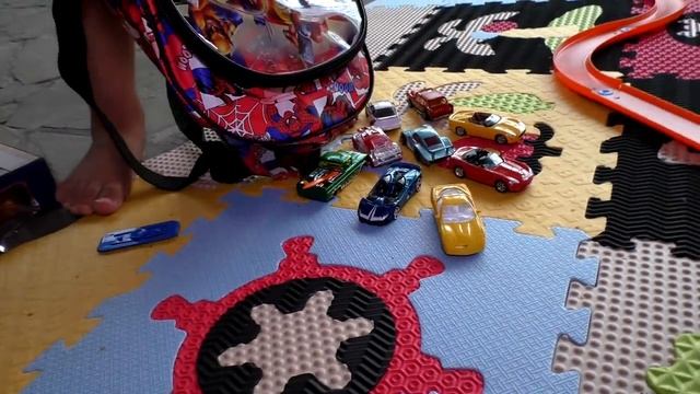 Рома и Диана Рома играет с новыми гоночными машинами Hot Wheels для мальчиков