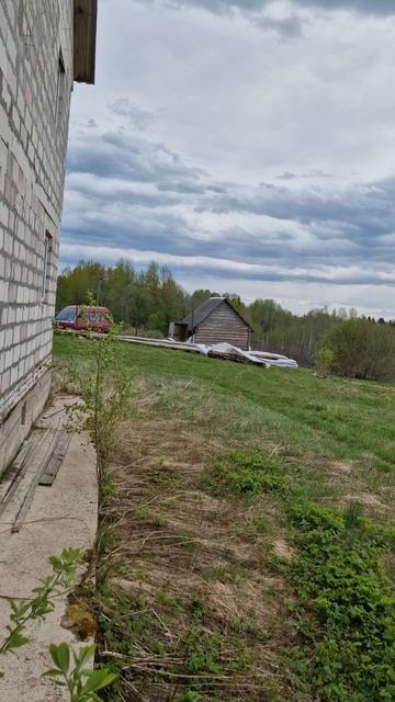 Недостроенный дом в деревне Лужане