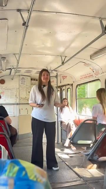 Молодежь в День русского языка читает стихотворения в общественном транспорте