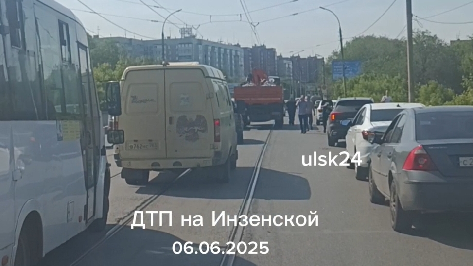 ДТП на Инзенской в сторону Камышинской. 6 июня 2025. КамАЗ повредил несколько автомобилей. Ульяновск