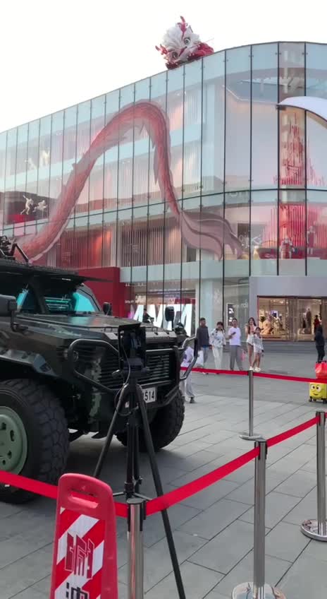 Зачем китайские военные патрули снимают самих себя?