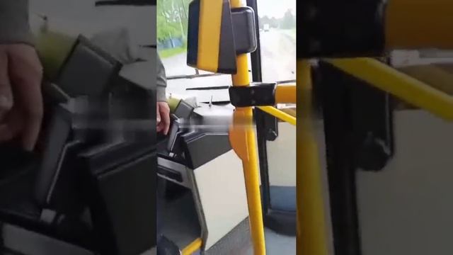 Выгнал из автобуса