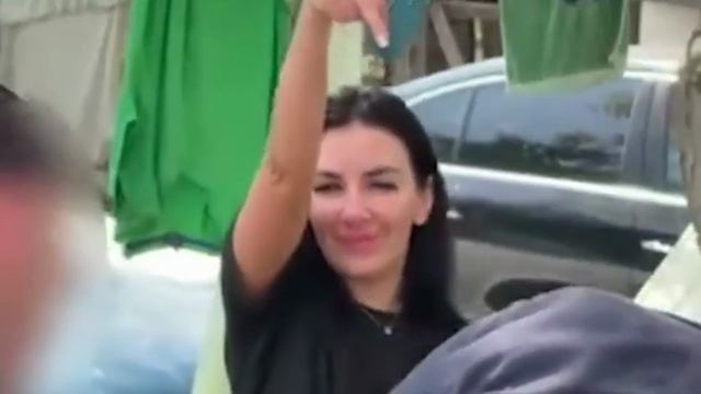 В Киеве две украинки устроили танцы под популярный русский трек Матушка-земля