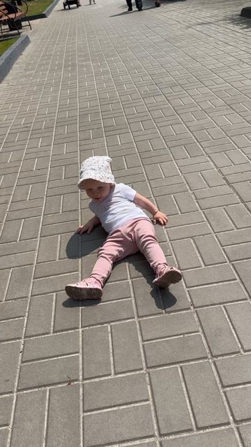 Где присела, там и легла🤣 #ребенок #рекомендации #блогер #продвижение #детиприколы #kids #смешно