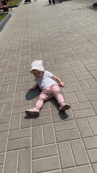 Где присела, там и легла🤣 #ребенок #рекомендации #блогер #продвижение #детиприколы #kids #смешно