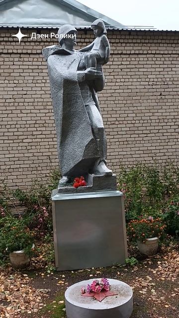 Памятник воинам в школьном дворе...