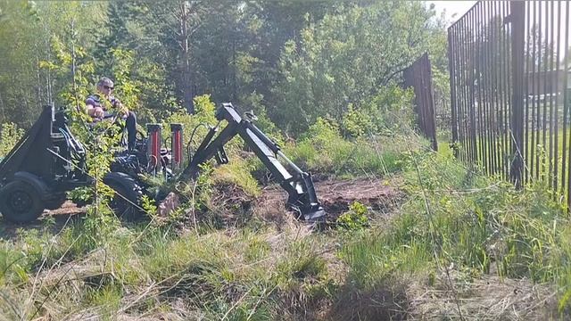 Погрузчик экскаватор. Выкапываю дерн для закрытия дыр забора.