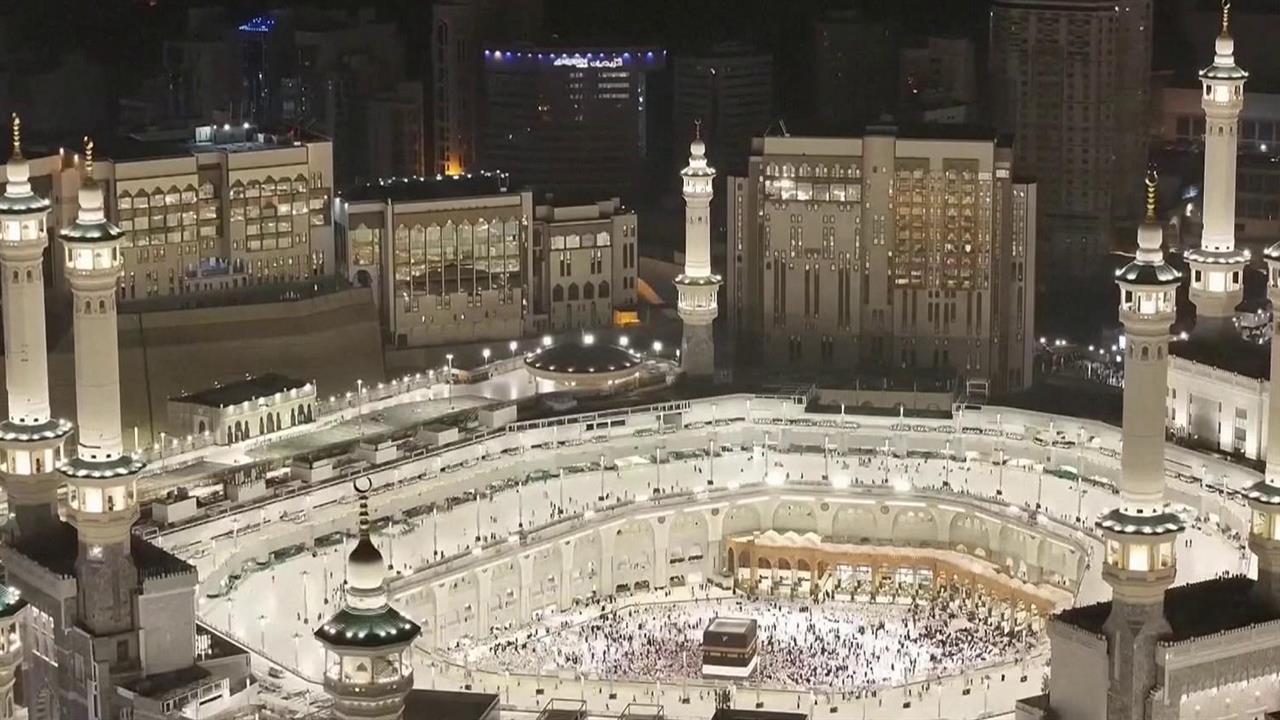 Мусульмане отмечают один из главных исламских праздников - Курбан-байрам