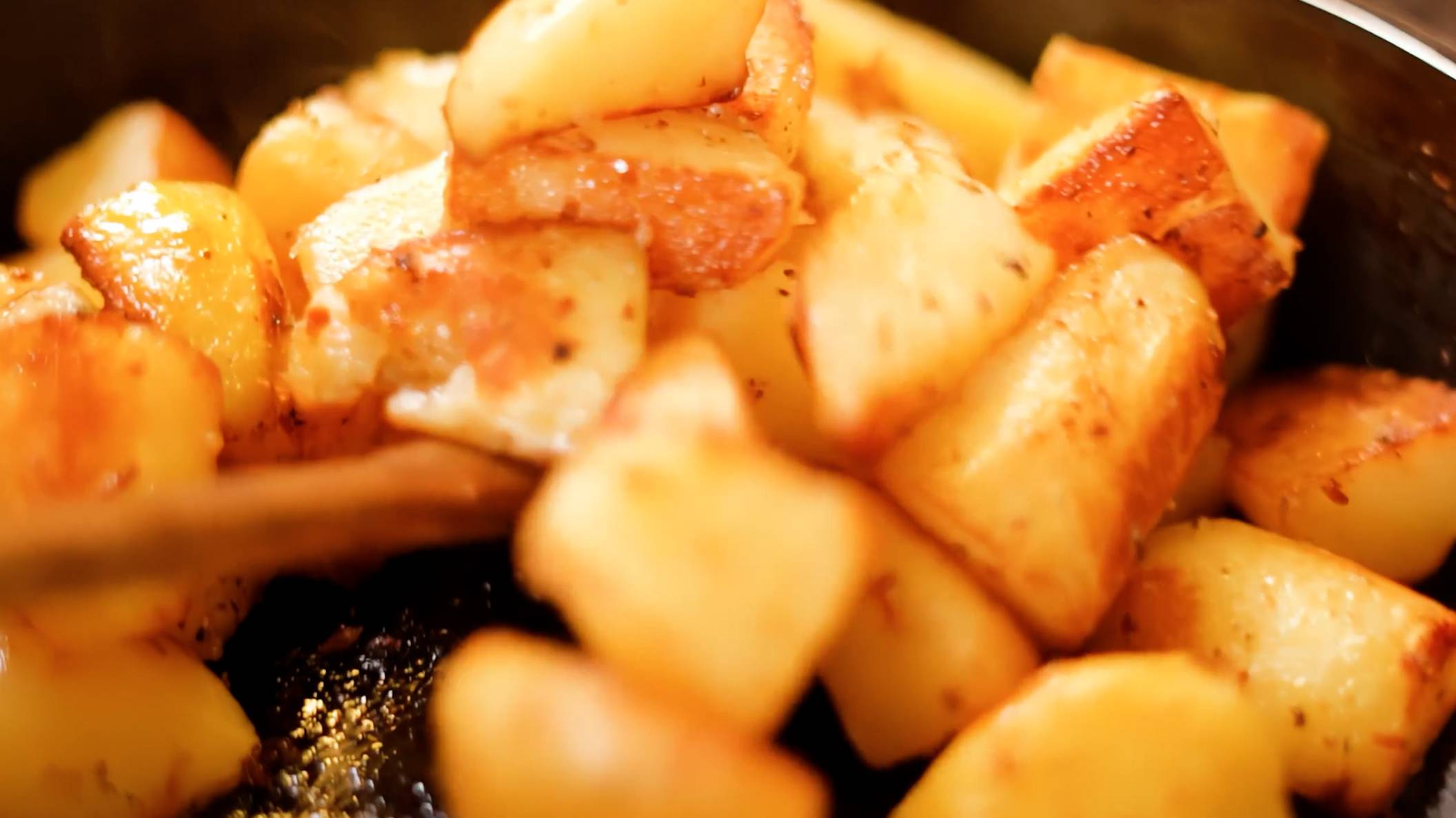 Картошка в Сметанно-Горчичном Соусе с Чесноком — Простой и Вкусный Рецепт! 🥔🌿