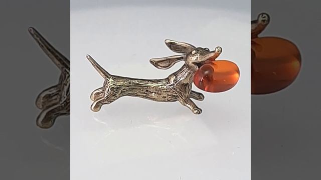 Фигурка Счастливая такса с янтарным мячом