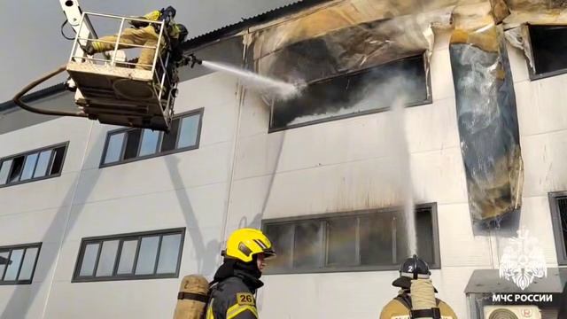 Пожар на улице Острогожская  склад с сэндвич-панелями