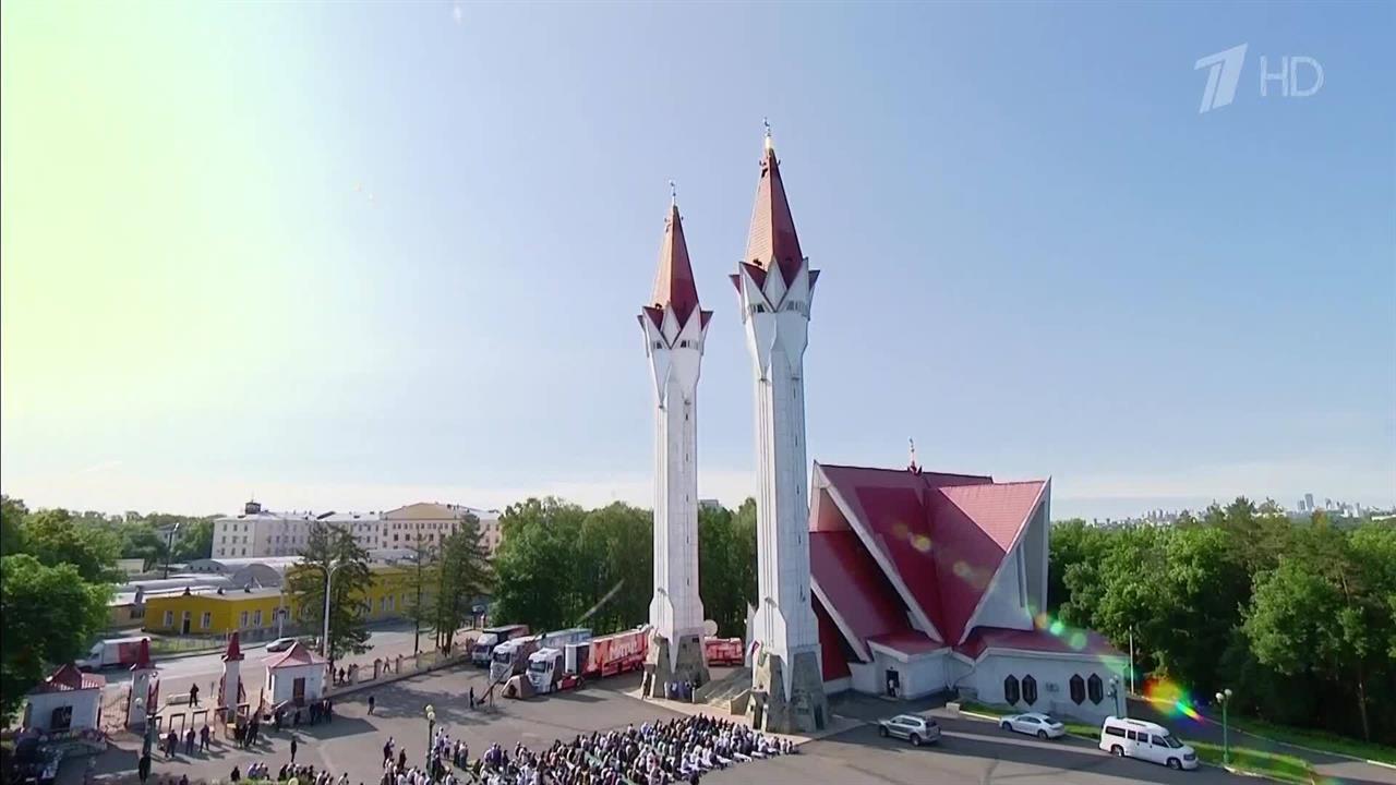 Началась трансляция богослужения на Курбан-байрам в мечети "Ляля-Тюльпан"