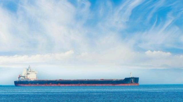Полный эстонской нефти танкер провела мимо России целая флотилия

Сразу три буксира обеспечили прово