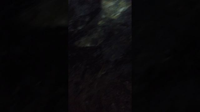 Красивая структура кристаллов на стенах пещеры в горе Алчак-Кая на Чёрном море в Судаке