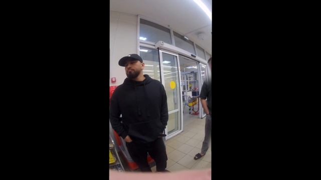 а когда ему возразили он стал хамить !!!