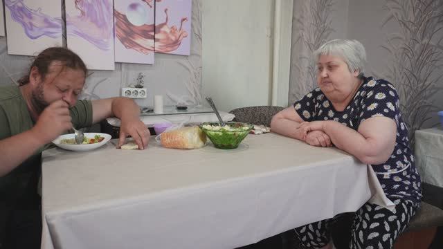 ШИКАРНЫЙ УТРЕННИЙ САЛАТ С БЕКОНОМ И ГОРЧИЦЕЙ вкусно готовит мама и сын