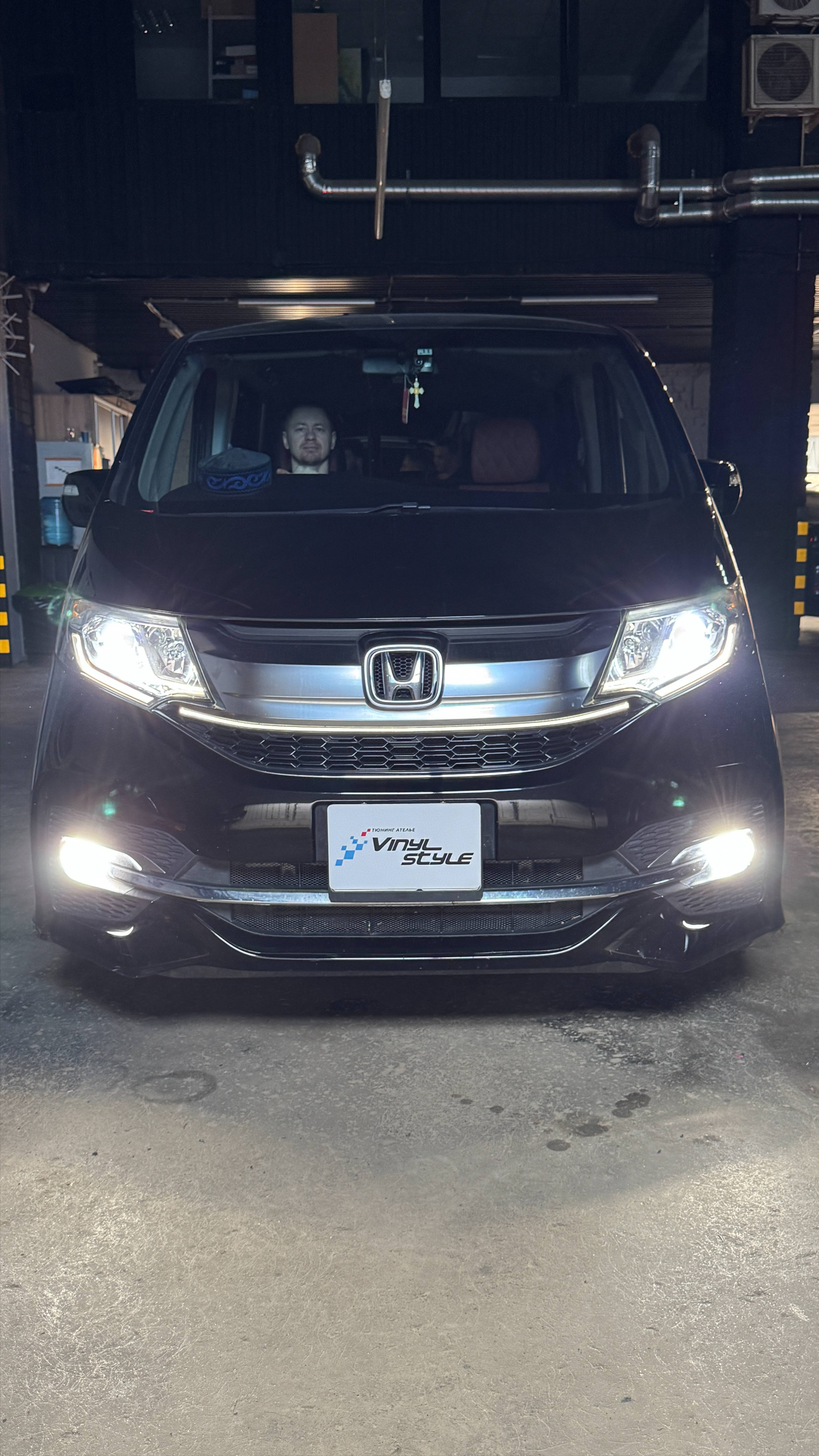 Honda Stepwgn - установка би-лед модулей, замена ламп в птф на светодиодные