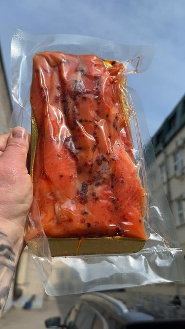Ломтики чавычи слабой соли с розовым перцем