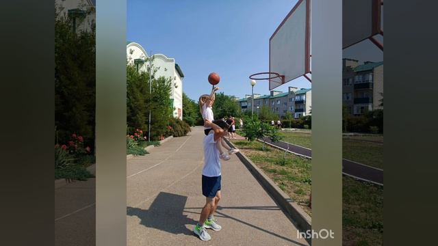 Спортивные семьи группы " Улыбка" на старте Олимпиады.
Никитина О.В., Соловьёва М.А., Карабина В. Е.