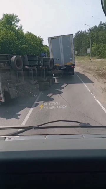 На выезде из Димитровграда перевернулась фура