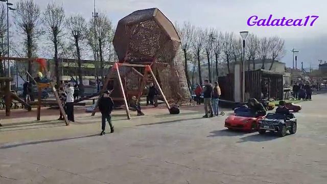 Детская площадка у тц / Катание на лошадях