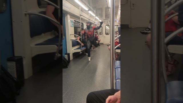 Спайдермен в метро