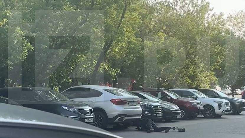 Полицейский робот достал из-под машины в Кунцево подозрительный предмет